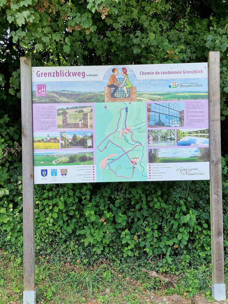 Schild in Leidingen mit Details über den Grenzüberblick und Wanderwege